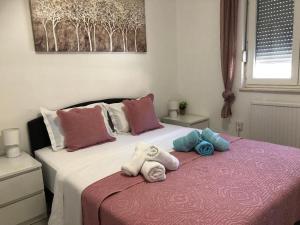 Postel nebo postele na pokoji v ubytování Villa Mir Pridraga + 34 fotografií