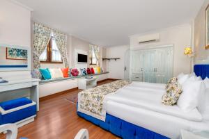 a hotel room with a bed and a couch at Adalya Port Hotel in Antalya
