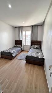 A bed or beds in a room at APPARTEMENT de LUXE au COEUR de Oujda - City Budget Coralia