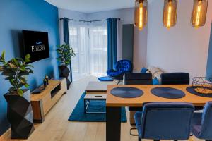 Televízia a/alebo spoločenská miestnosť v ubytovaní APARTAMENT ELEGANCE BLUE w Let's Sea Basen&SPA