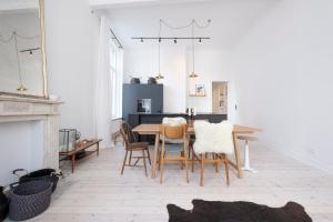 - une cuisine et une salle à manger avec une table et des chaises dans l'établissement Cosy and Modern 2 bedrooms flat near Châtelain and Brugmann, à Bruxelles