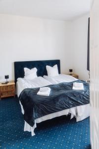 Tempat tidur dalam kamar di Hotel Lidenlund