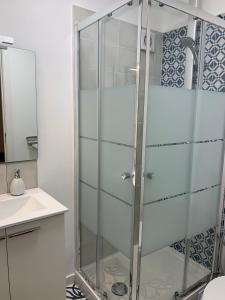 y baño con ducha de cristal y lavabo. en Old Town Lx Suites, en Lisboa