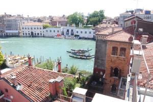 vistas a un río con barcos en una ciudad en Hotel Dei Dragomanni en Venecia