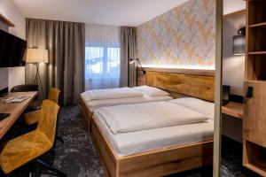 Postel nebo postele na pokoji v ubytování EGINO-Premium Hotel, Restaurant & Bar