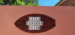 un cartel en una pared que dice playa de calabasas en Villa Cabanas beach en Budens