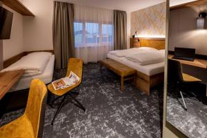 Postel nebo postele na pokoji v ubytování EGINO-Premium Hotel, Restaurant & Bar