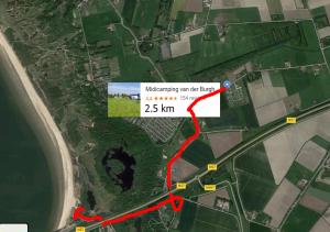 une carte de la route avec une ligne rouge dans l'établissement Polderhuisje 2 - Heerlijk chalet met overkapt terras en 2 slaapkamers - max 4 pers - 3 km van Noordzee - locatie op camping 2, à Rockanje