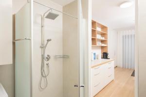 A bathroom at Cozy Ottakring Még 37 kép