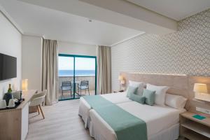 En eller flere senge i et værelse på Alua Tenerife
