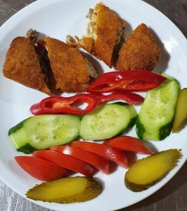 un plato de comida con verduras en una mesa en Assos Nazan Motel Restoran Beach en Sokakagzi