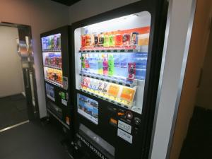 twee automaten in een kamer met drankjes bij HOTEL LiVEMAX Aichi Toyota Ekimae in Toyota