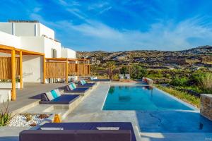 una imagen de una casa con piscina en CASA DI PIETRA MYKONOS en Klouvas