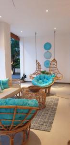 阿魯岡灣的住宿－Oruwa Boutique Villas，配有椅子和桌椅的房间