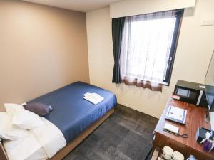 Llit o llits en una habitació de HOTEL LiVEMAX Aichi Toyota Ekimae