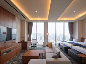 ソウルにあるRoynet Hotel Seoul Mapoのベッド2台とテレビがあるホテルの部屋