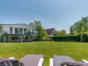 Сад в Holiday Home Zeeland near Veerse Meer