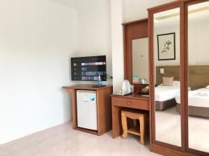 En tv och/eller ett underhållningssystem på Pensiri House - SHA Extra Plus