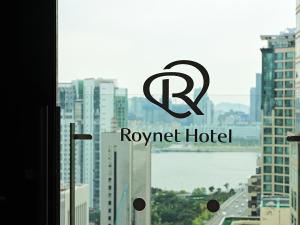 Roynet Hotel Seoul Mapoに飾ってある許可証、賞状、看板またはその他の書類