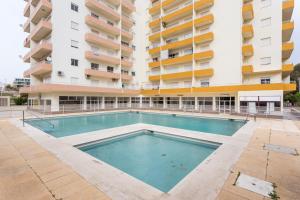 Бассейн в Castelos Beach Apartment 1 или поблизости