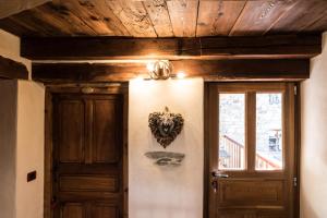ガブイにあるLa Gruba Relaisの木製の天井とドアのある部屋