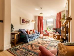 een woonkamer met een bank en een tafel bij Pass the Keys Characterful 4 bed home in central Exeter in Exeter