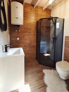 Kúpeľňa v ubytovaní Nowe Domki w Borsku z Balią kąpielową