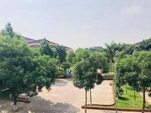 een uitzicht over een park met bomen bij Quốc Kiên hotel 