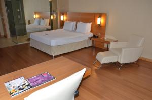 Een bed of bedden in een kamer bij Anemon Malatya Hotel