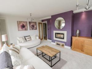 ein Wohnzimmer mit einem weißen Sofa und einem Tisch in der Unterkunft Wyvill House in Scarborough