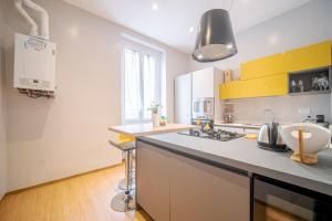 Kuchnia lub aneks kuchenny w obiekcie Bright apartment a few steps from via Garibaldi