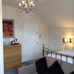 Katil atau katil-katil dalam bilik di Haversham House - Adults Only