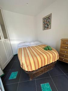 a small bedroom with a bed in the corner at Smeraldino in Ischia