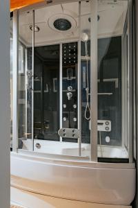 a reflection of a bathroom in a window at Hostel oder Ferienwohnung 1-16 Personen im BLAUEN HAUS in Fehmarn