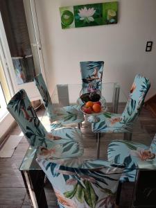 two chairs and a glass table in a room at Logement calme et ensoleillé dans maison de ville in Villejuif