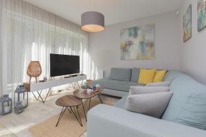 TV a/nebo společenská místnost v ubytování Sunny Apartment Łukęcin by Noclegi Renters
