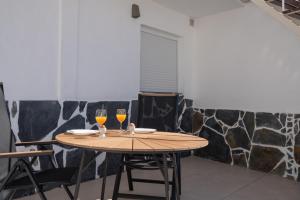 Spectacular Cave with two large terraces (70m2) by the sea italokat is kínál