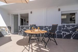 A seating area at Spectacular Cave with two large terraces (70m2) by the sea