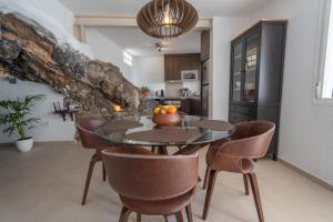 A seating area at Spectacular Cave with two large terraces (70m2) by the sea