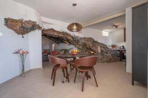 A seating area at Spectacular Cave with two large terraces (70m2) by the sea