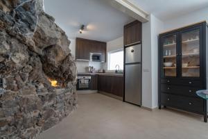 Dapur atau dapur kecil di Spectacular Cave with two large terraces (70m2) by the sea