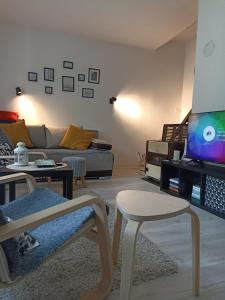 uma sala de estar com um sofá e uma televisão em Vikendica u šumi - Kosmaj em Sopot