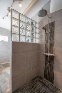 A bathroom at Spectacular Cave with two large terraces (70m2) by the sea