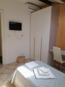 a room with a table with two white napkins on it at Last Minute Ferrara in Ferrara