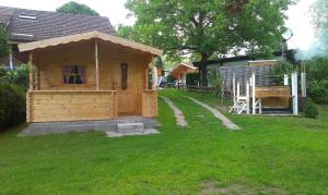 mały drewniany dom w trawie na podwórku w obiekcie Pilger-Hüttli - Blockhaus w mieście Schönengrund