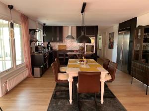 a kitchen with a dining room table and chairs at Wunderbares Feriendomizil mit Whirlpool in Sölvesborg