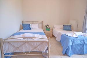 Dos camas en una habitación con toallas. en Morfis Getaway Apartment en Zakynthos