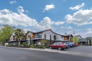 een rij huizen met auto's geparkeerd op een parkeerplaats bij Best Western Plus Stevenson Manor in Calistoga