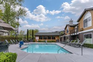 uma piscina com cadeiras e uma casa em Best Western Plus Stevenson Manor em Calistoga
