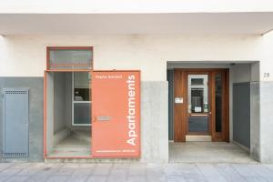 een oranje bord aan de zijkant van een gebouw bij Apartamentos Pepita Bandert in Cambrils